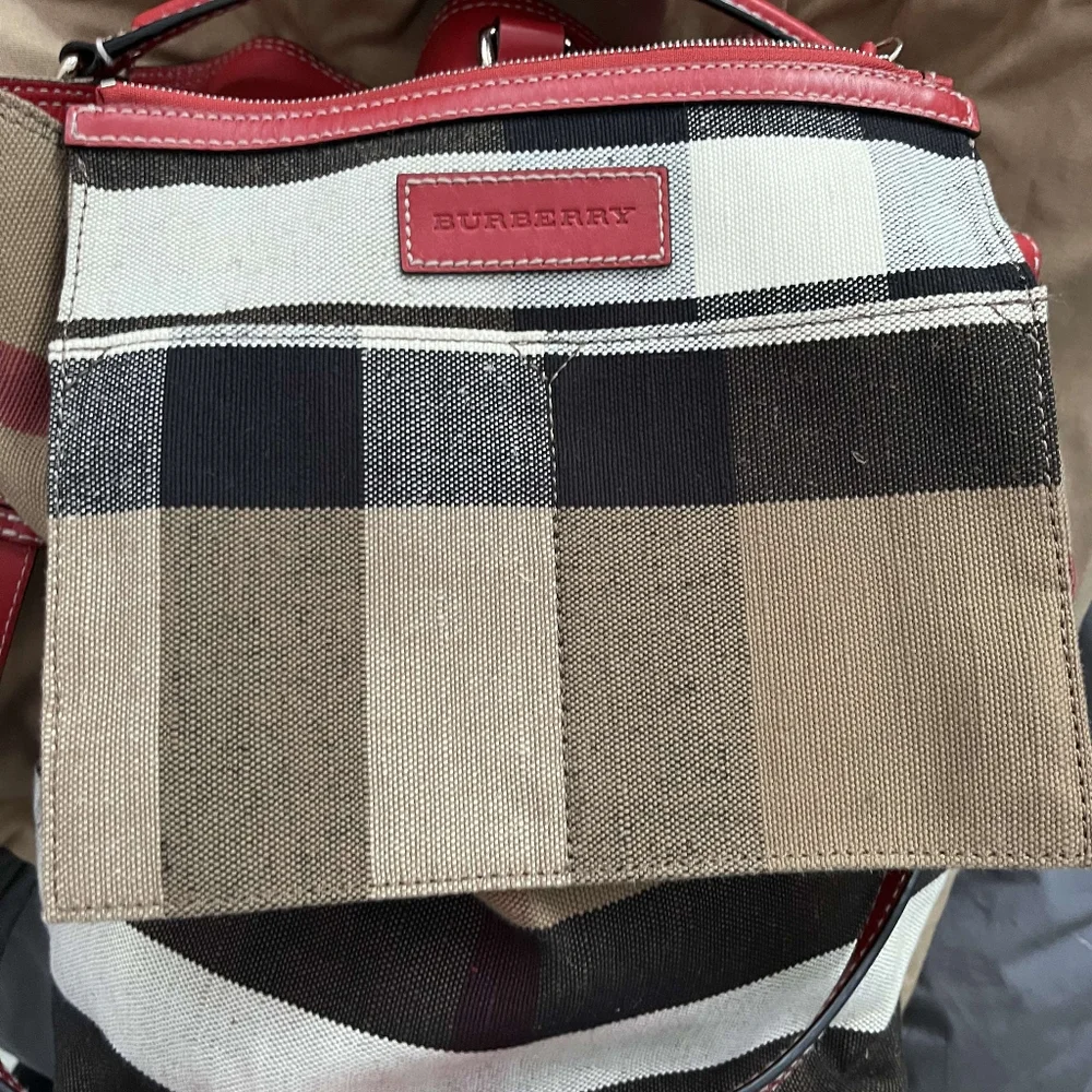 Burberry Medium Ashby Bucket Bag - Picture 8 of 15